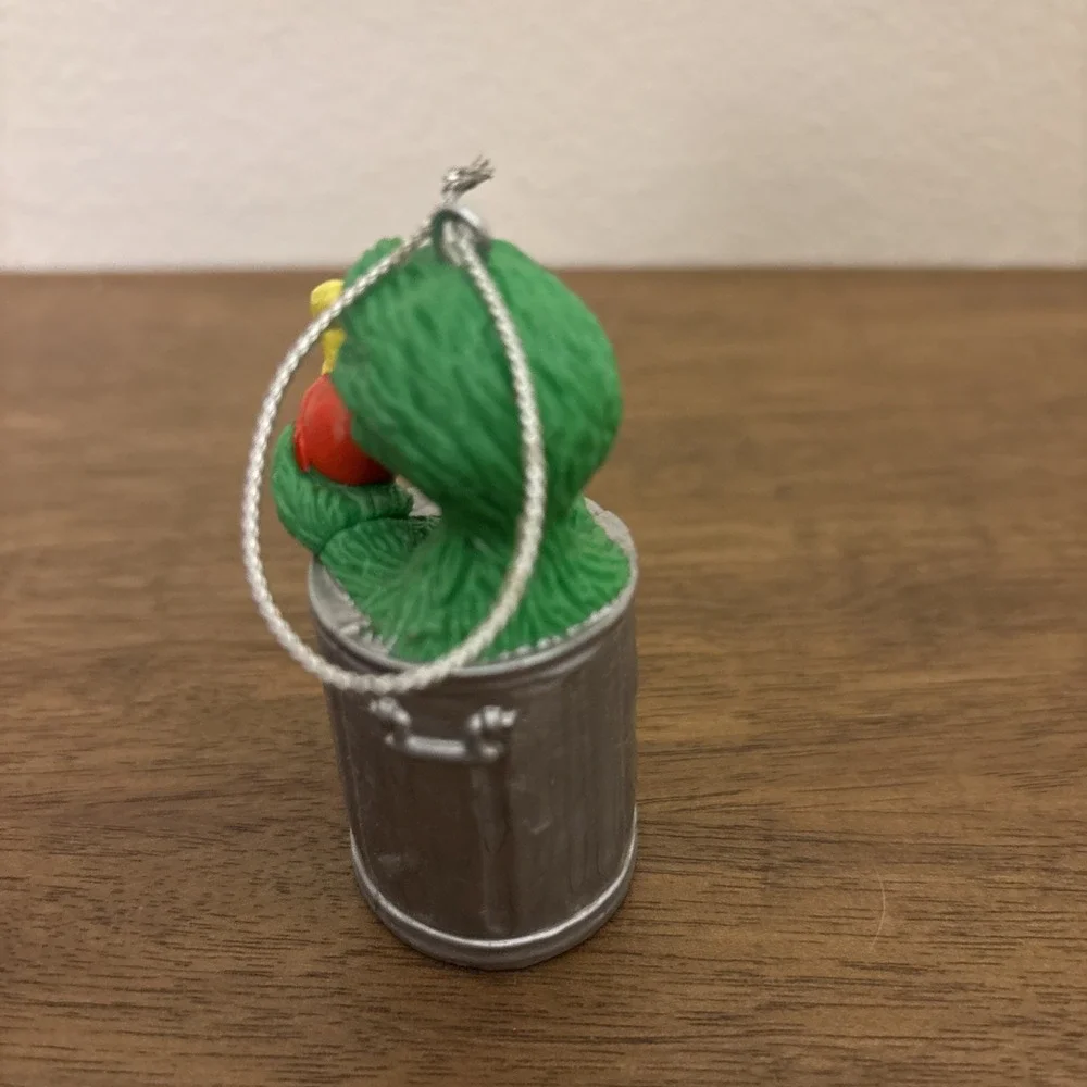 Vtg 80's Sesame Street Oscar The Grouch Apple Worm Ornament Applause ‎ 2.5